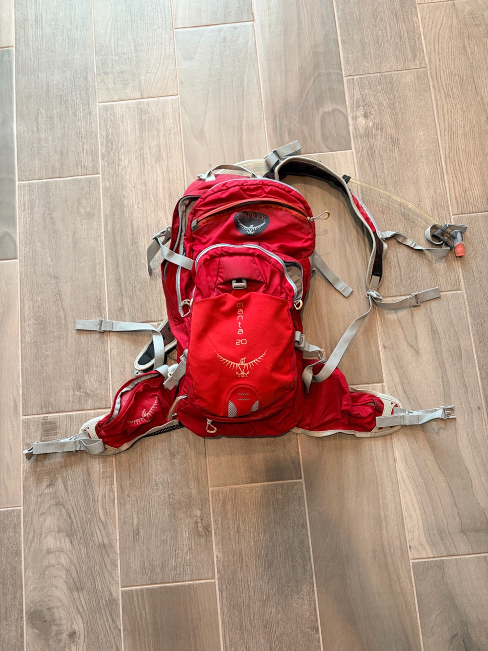OSPREY Manta 20 Red Men's Hydration Backpack with Adjustable Straps